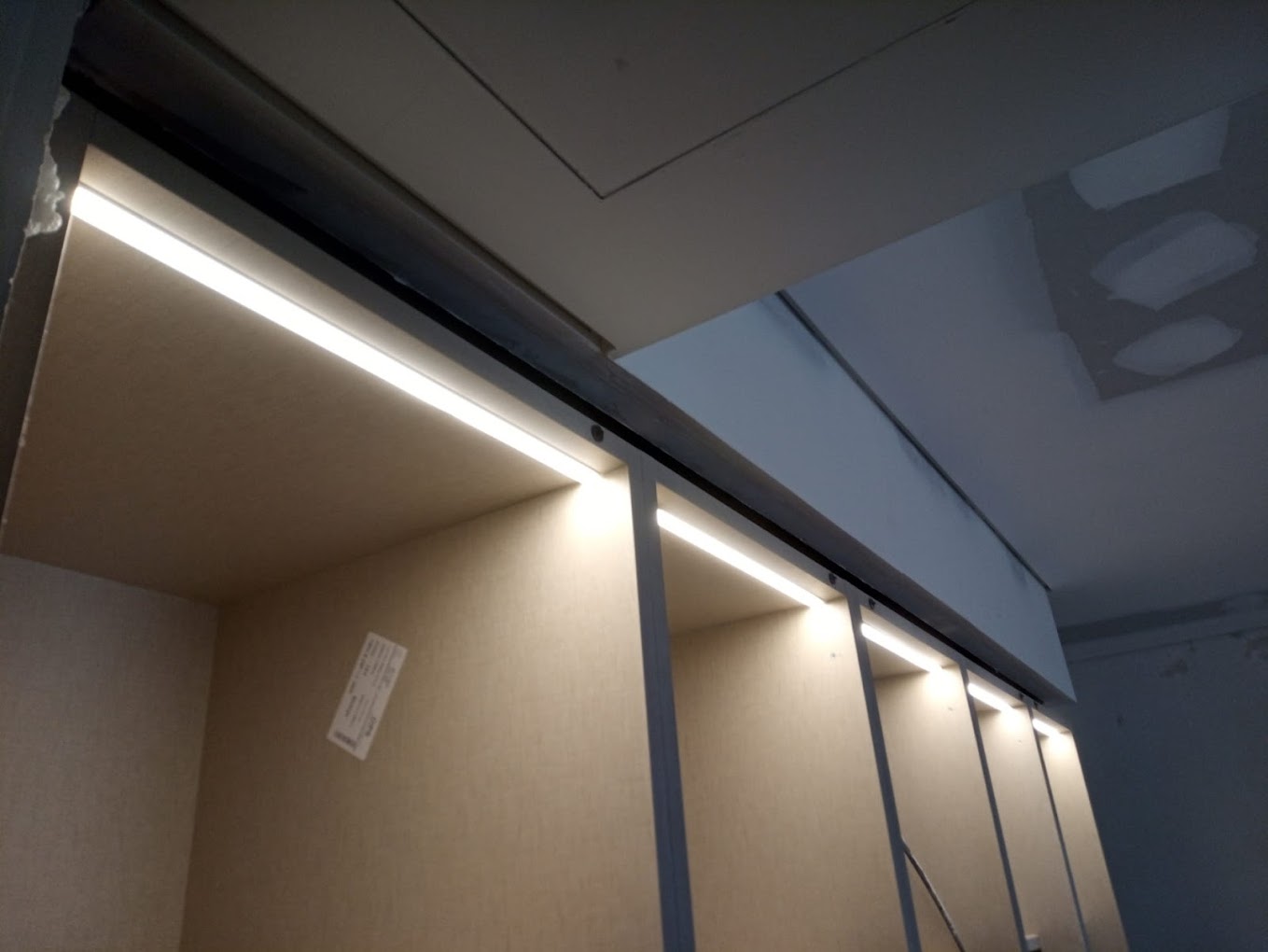 Iluminação LED embebida em roupeiro com sensores de presença — Cascais
