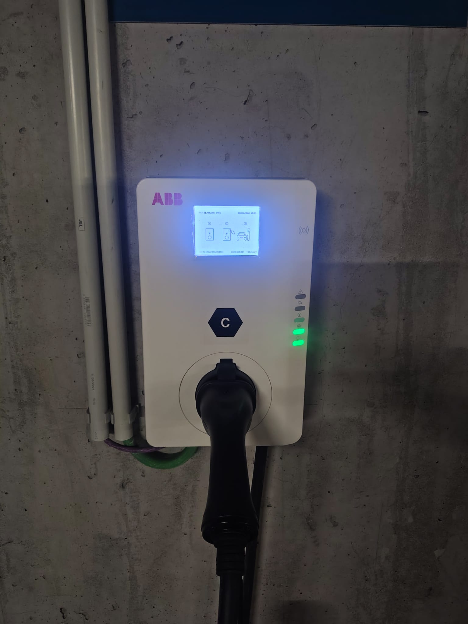 Detalhe das proteções diferenciais tipo B e disjuntores no quadro de mobilidade — Oeiras
