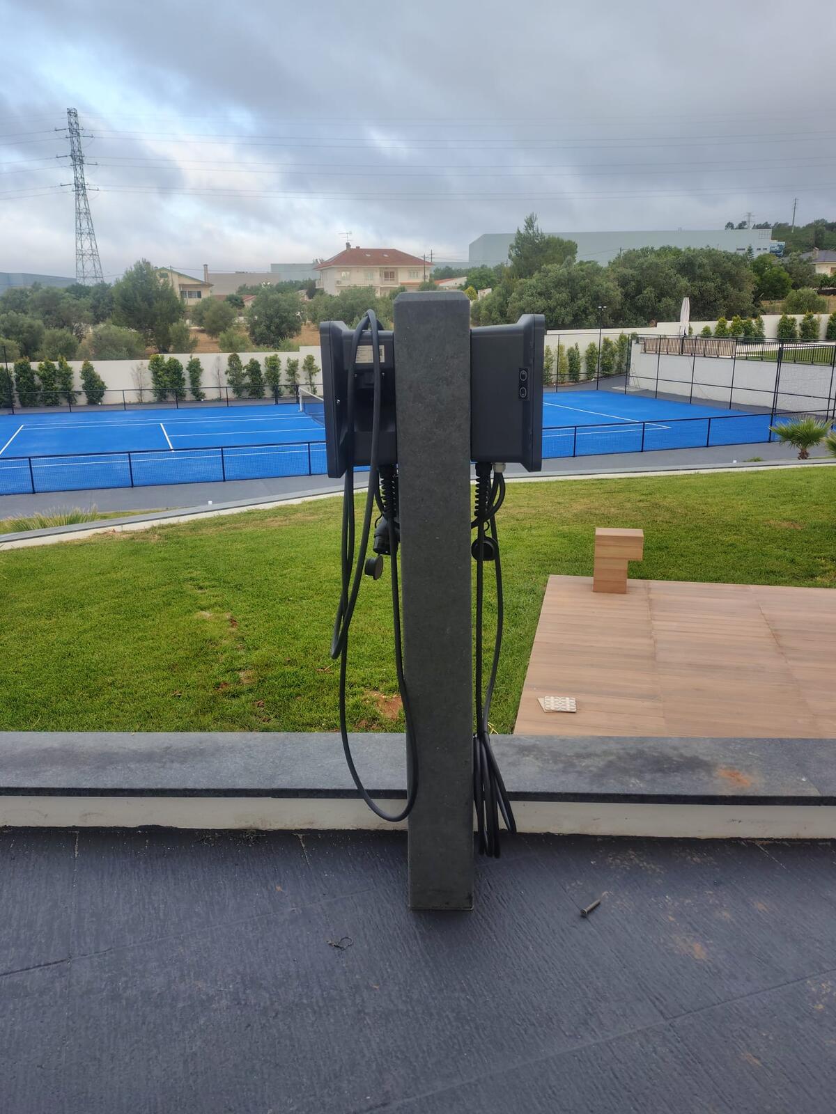 Carregadores WallBox domésticos instalados em parede técnica — Vialonga