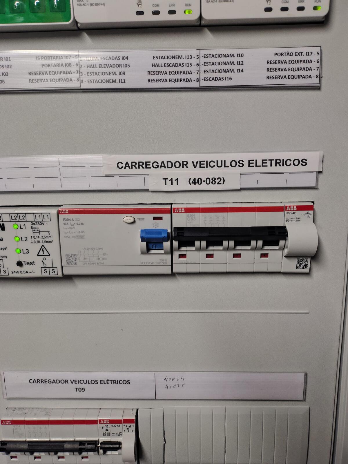 Carregador WallBox duplo IT Energy montado no exterior — Infraestruturas de Portugal, Almada