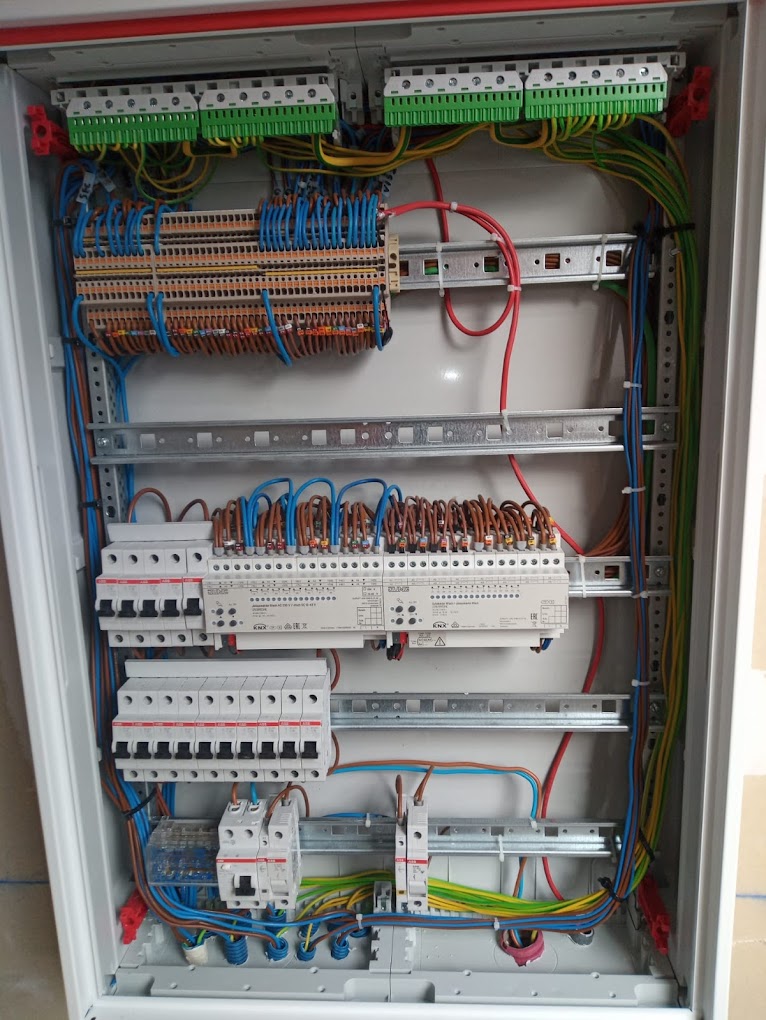 Quadro elétrico KNX com terminais Phoenix, actuadores e diferenciais — Cascais